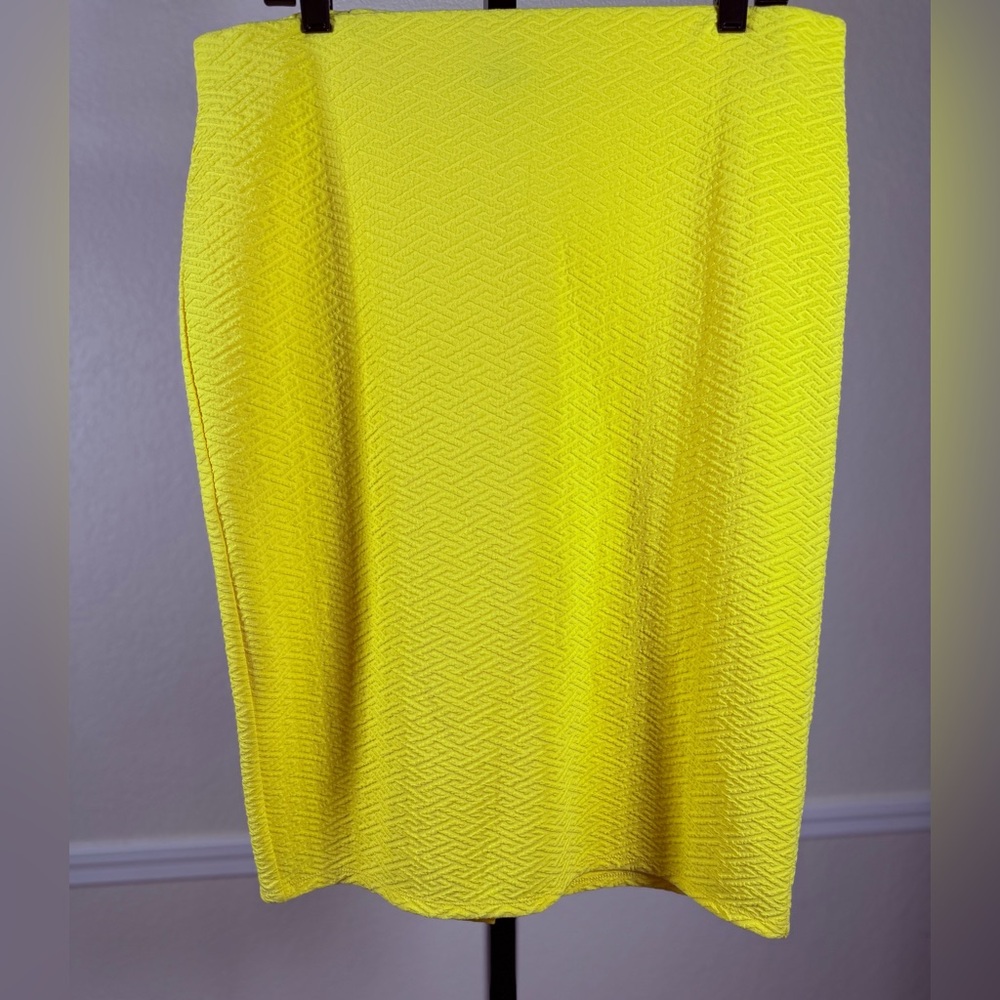 Bold Yellow Textured Pencil Skirt Pull On Stretch Workwear Modest NYCC Size XL - Picture 1 of 5